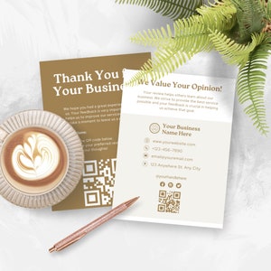 Peut inclure: Une carte de remerciement avec un fond brun et un code QR. La carte dit "Merci pour votre entreprise" et comprend un message sur les commentaires des clients. La carte comprend également une carte de visite avec le nom de l'entreprise, le site Web, le numéro de téléphone, l'adresse e-mail et les poignées de médias sociaux.
