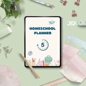 Puede incluir: Una pantalla de tableta digital que muestra un planificador de escuela en casa con el texto "HOMESCHOOL PLANNER" y un reloj con el número "5" en su interior. La pantalla está rodeada de útiles escolares coloridos, incluyendo una mochila, lápices y una calculadora. La tableta está sobre una superficie verde claro.
