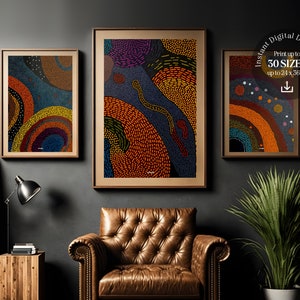 Puede incluir: Tres impresiones de arte abstracto enmarcadas con un patrón colorido de puntos. Las impresiones son de estilo moderno y presentan una variedad de colores, incluyendo naranja, amarillo, azul y verde. Las impresiones están colgadas en una pared gris oscuro.