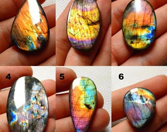 Pendente cabochon in labradorite viola flash multi 100% naturale, pietra preziosa sfusa, dimensioni adatte per la creazione di gioielli avvolti in filo metallico.