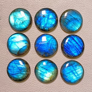 Puede incluir: Nueve cabujones redondos de labradorita azul iridiscente con una variedad de patrones y colores. Los cabujones tienen un diámetro aproximado de 2,5 cm.