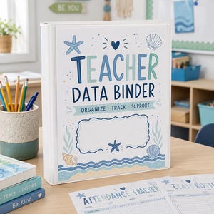 Può includere: Un raccoglitore a tre anelli bianco con una copertina a tema spiaggia che presenta il testo TEACHER DATA BINDER, ORGANIZE TRACK SUPPORT e illustrazioni di stelle marine, conchiglie e onde in tonalità blu, verde acqua e beige con un'etichetta vuota.