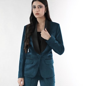 Peacock Blue Velvet Women&#39;s Tuxedo Suit - Two-Piece with Satin Lapel | Elegant Formal Wear for Weddings, Parties & Special Occasions.