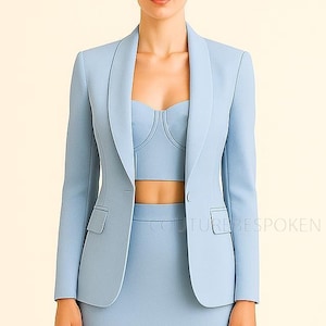 Hemelsblauw driedelig bustierkostuum, blauw rokkostuum, galakostuum, kostuum bruidstrouw, aangepast pak, stijlvol pak, bustierkostuum.