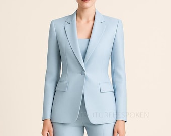 Puede incluir: Un traje azul claro a medida, que incluye una blazer con cierre de un solo botón y dos bolsillos delanteros. El traje incluye una parte superior y un pantalón a juego, creando un conjunto coordinado y profesional. El traje está hecho de una tela suave.