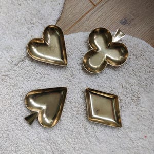 Ensemble de vaisselle de costume de poker vintage en laiton | Ensemble de 4 plateaux pour cartes (coeurs, trèfle, carreau, pique) | Décoration de salle de jeux rétro