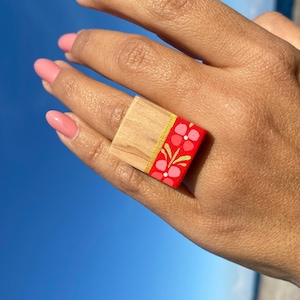 Handgeschilderde ring op hout met Siciliaanse cart stijl decoratie