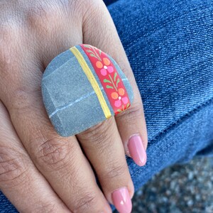 Handgeschilderde ring op steen met Siciliaanse kar stijl decoratie