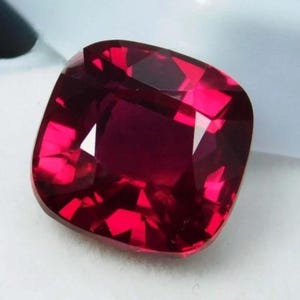 8-karaats natuurlijke robijn Helderder Pure, levendige Birma-duif Bloedige rode robijn cadeau Mozambique fijnste losse robijn kussen Vorm losse edelsteen |