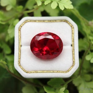Rubí natural certificado de 7 quilates. Rubí de Birmania, puro y vibrante, de color rojo sangre de paloma, suelto, de la mejor calidad, de forma ovalada.