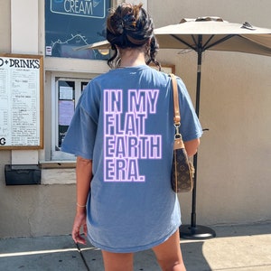 T-shirt couleurs confort In My Flat Earth Era, Flat Earth, Couleurs confort, T-shirt Flat Earth, Chemise Flat Earth, Chemise couleurs confort, Conspiration
