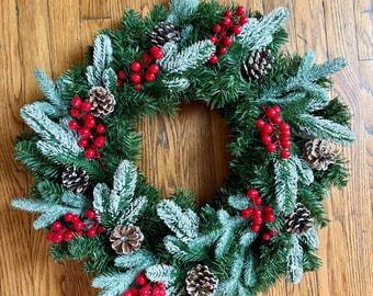 Couronne de Noël artificielle fabriquée à la main de 18 po. avec baies et pommes de pin