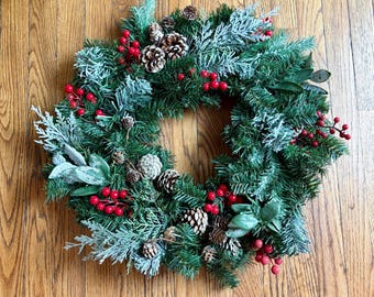 Couronne de Noël artificielle fabriquée à la main, pommes de pin et baies, 18 po.