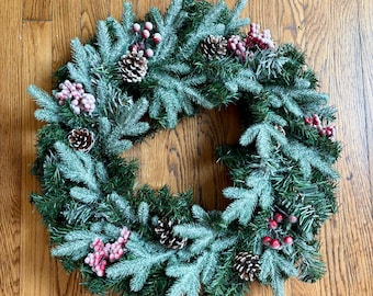 Couronne de Noël artificielle fabriquée à la main, couronne de pommes de pin des fêtes de 61 cm (24 po)