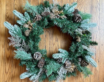 Couronne de Noël artificielle fabriquée à la main : pin des Fêtes et pomme, 61 cm (24 po.)