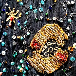 Sukienka z jedwabiu Free People z lat 90. VTG z koralikami i gwiazdami w gwiazdozbiorze zodiaku | Bogato zdobiona koralikami w kolorze czarnym i złotym zdjęcie 13