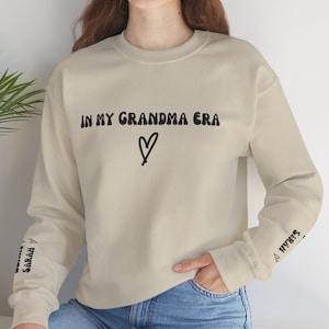 In meiner Oma Era Pullover personalisierte Oma Sweatshirt Unisex Geschenk Oma Geschenk Heavy Blend ™ Crewneck Sweatshirt