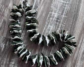 Lei di noce Kukui fatta a mano: Plumeria e foglia di nastro Ti - Collana hawaiana