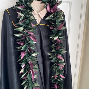 Dubbel Maile Ti Leaf Ribbon Lei: Examensminne - Grönt och Lila