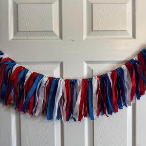 Rot Weiß Blau Band Girlande | 2 m breites Ripsband als Dekor für den 4.Juli, Volkstrauertag, Partys, Picknicks und Americana Events