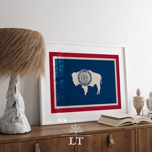 impression vintage du drapeau de l'État du Wyoming, impression du drapeau du Wyoming, drapeaux d'État vintage, oeuvre d'art imprimable du Wyoming, idée cadeau du Wyoming, décoration de buffle du Wyoming