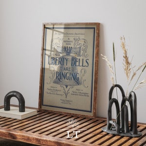 Pode incluir: Um pôster vintage com uma ilustração azul e branca de um sino com o texto "The Liberty Bells Are Ringing" e as palavras "An Appeal to Patriotic Americans, A Patriotic Song".