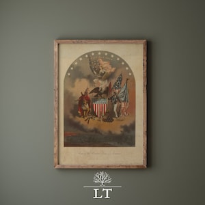 Puede incluir: Una impresión enmarcada vintage que representa una escena patriótica con una mujer sosteniendo una bandera, un águila y dos figuras de pie sobre un escudo con la bandera estadounidense. La impresión está rodeada por un círculo de estrellas y el texto "E Pluribus Unum" es visible en la parte superior.
