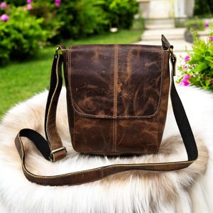 Sac à bandoulière en cuir marron rustique | Sac messager compact fait main | Sac unisexe minimaliste pour le voyage et tous les jours