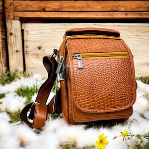 Sac à bandoulière compact en cuir marron | Sac à bandoulière à motif crocodile en relief | Sac messager de voyage 8 poches pour homme et femme | Sangle réglable