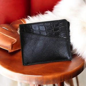 Cartera plegable de cuero negro hecha a mano para hombre: cuero genuino de grano completo, solapa lateral, delgada y espaciosa, duradera y un regalo elegante para él