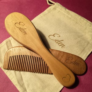 Regalo de nacimiento, cepillo y peine para bebé personalizados mediante grabado en madera.