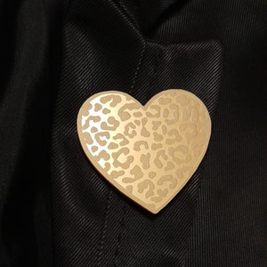 Broche de corazón con grabado de leopardo en plexiglás dorado