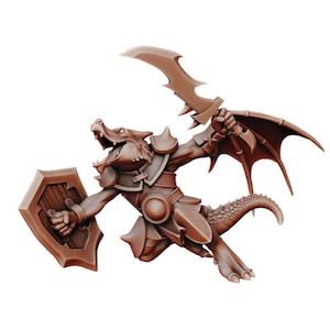 Puede incluir: Miniatura fantástica marrón de una criatura con forma de dragón en pleno ataque. Empuña una gran espada curva y un escudo de madera. La criatura lleva armadura, tiene una larga cola y alas, con la boca abierta.