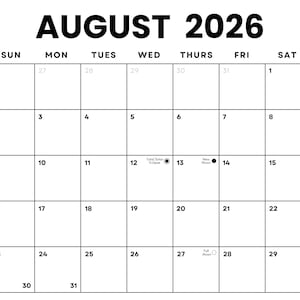 Può includere: Un calendario in bianco e nero per agosto 2026. La griglia del calendario mostra le date dal 26 luglio al 31 agosto. Il testo "AUGUST 2026" è in alto. Le date chiave includono un'eclissi solare totale il 12 e la luna piena il 28.