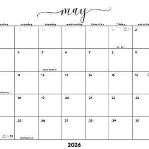 Puede incluir: Un calendario minimalista en blanco y negro de mayo de 2026. La palabra "mayo" está escrita en cursiva en la parte superior. Las fechas clave incluyen el Día de la Madre, el Día de los Caídos y el Cinco de Mayo. También se indican las fases de luna llena y nueva.