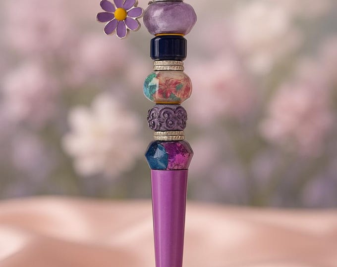 Handcrafted Beaded Pen with Purple Daisy Charm – Elegant Gift for Writers, Journalers & Stationery Lovers