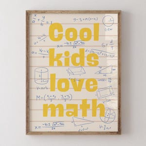 Puede incluir: Un póster enmarcado con la frase "Cool kids love math" en amarillo, junto con fórmulas y diagramas matemáticos. El fondo es de color beige claro con líneas horizontales, y el marco es marrón.