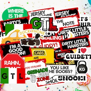 Peut inclure: Une collection d'autocollants colorés avec divers textes et graphismes. Les autocollants présentent des phrases telles que "Jersey Shore", "Dirty Little Hamsters" et "I Love Guidette". D'autres motifs incluent un canard, un taxi et une grenade.