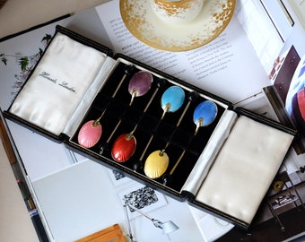 アンティークのマッピン＆ウェッブ製シルバープレートケーキスタンド