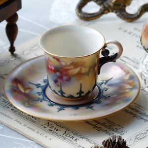 Seltene Worcester Mokkatasse mit Untertasse: Handbemalte Brombeeren, Schmetterling, Libelle, um 1900