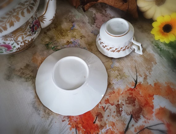 複雑な金箔と手描きの花で装飾されたコールポートのカップとソーサー 