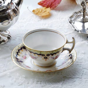 Tasse et soucoupe à motif floral peint à la main en porcelaine de Collingwood Bros, 1887-1900
