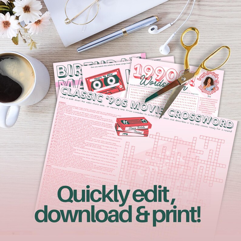 Puede incluir: Rompecabezas de crucigramas rosas con temas de pel&iacute;culas de los a&ntilde;os 90, con gr&aacute;ficos de cintas de cassette. Tijeras doradas, un bol&iacute;grafo y una taza de caf&eacute; est&aacute;n sobre la superficie de madera. El texto en la imagen dice "Quickly edit, download & print!"
