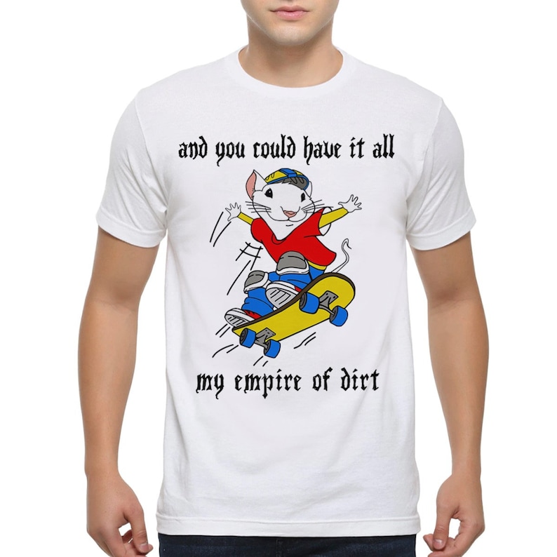 Op de afbeelding: Wit T-shirt met een cartoonmuis die skateboard en de tekst "and you could have it all my empire of dirt".