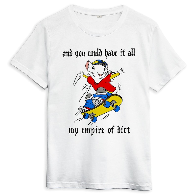 Op de afbeelding: Wit T-shirt met een cartoonmuis die skateboard en de tekst "and you could have it all my empire of dirt".