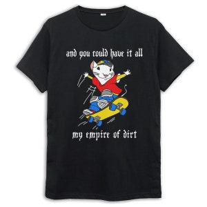 Op de afbeelding: Zwart T-shirt met een cartoonmuis die skateboardt en de tekst "and you could have it all my empire of dirt" in een gotisch lettertype.