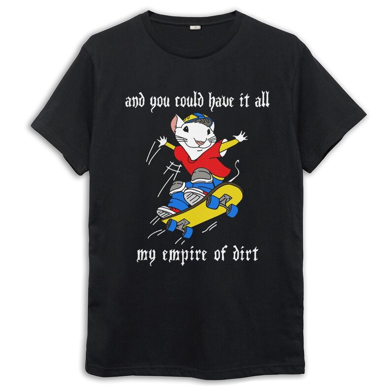 Op de afbeelding: Zwart T-shirt met een cartoonmuis die skateboardt en de tekst "and you could have it all my empire of dirt" in een gotisch lettertype.