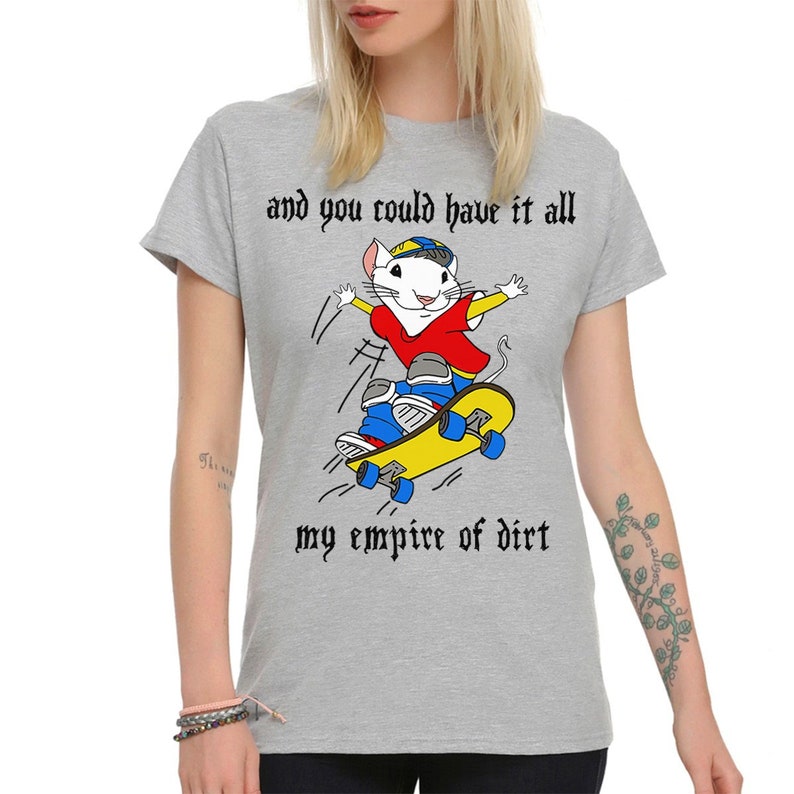 Op de afbeelding: Grijs T-shirt met een cartoonmuis die skateboardt en de tekst "and you could have it all my empire of dirt" in zwarte gotische letter.