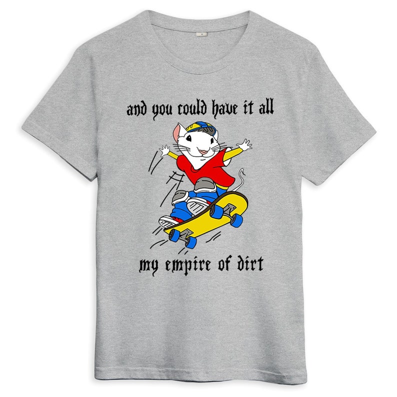 Op de afbeelding: Een grijs T-shirt met een cartoon witte muis die skateboard. De muis draagt een rood shirt, een blauwe jeans en een blauw-witte pet. De tekst op het shirt luidt "and you could have it all my empire of dirt".
