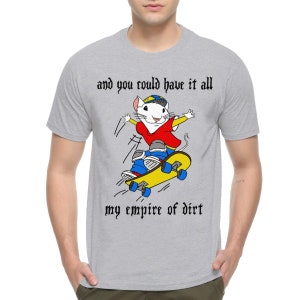 Op de afbeelding: Een grijs T-shirt met een cartoonmuis die skateboardt en de tekst "and you could have it all my empire of dirt".